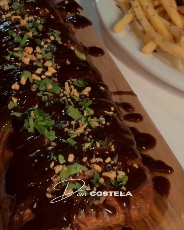Costela suína com molho e fritas