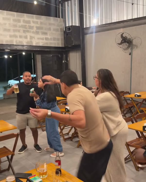 Clientes dançando com a música ao vivo