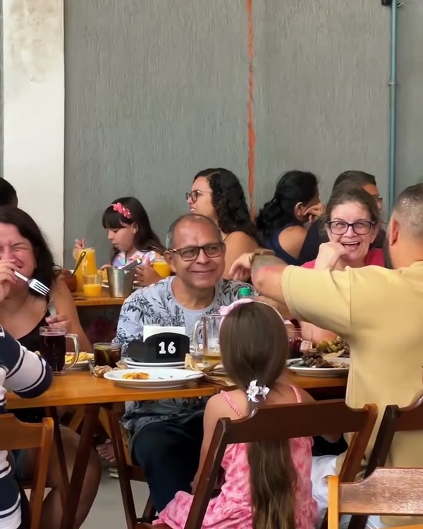 Famílias almoçando no Dom Costela